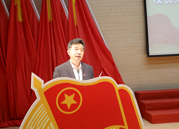 校长陈法春宣读表彰决定